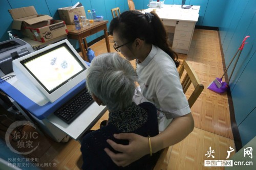 显影人间:老年痴呆病区里的“95后”护士