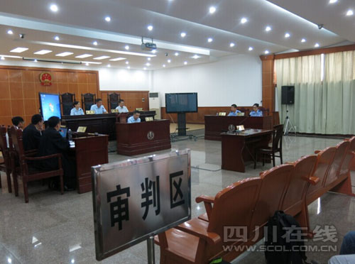 单眼小伙考驾照被拒 状告交警队开庭