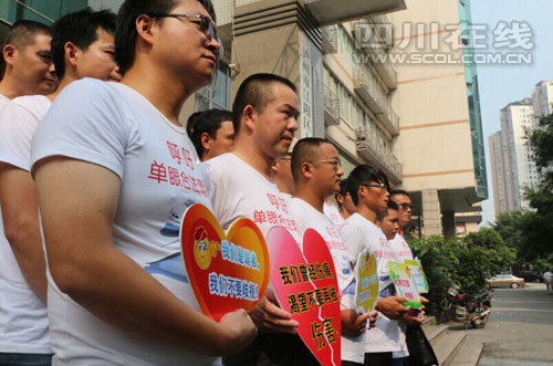 单眼小伙考驾照被拒 状告交警队开庭