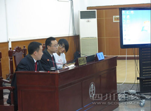 单眼小伙考驾照被拒 状告交警队开庭