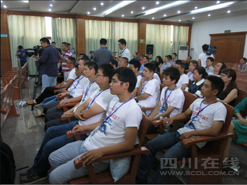 单眼小伙考驾照被拒 状告交警队开庭