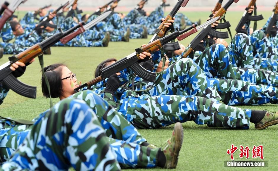 ɽ��Ů��ѧ����ѵ���ԡ�Ů���ӡ�����