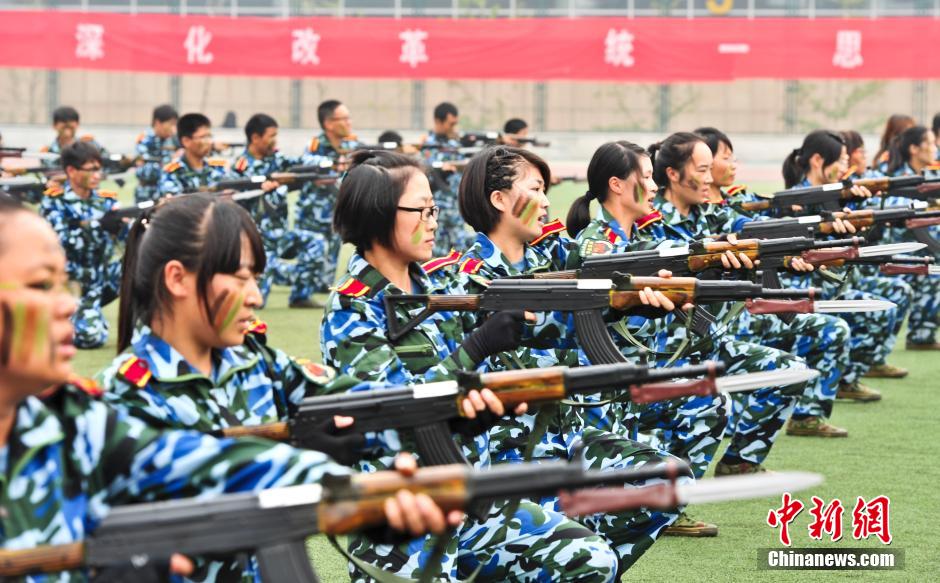 ɽ��Ů��ѧ����ѵ���ԡ�Ů���ӡ�����