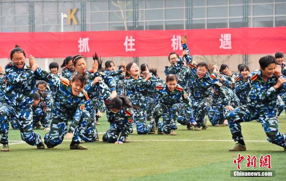 9��27��,ɽ����ѧ2014��ѧ����ѵ�ı������ڼ��Ͼ���,Ů��ѧ����ǹ����,�������ø�һ���Ƶ�,�ˬӢ�˾��ԡ�Ů���ӡ������������緢 ���� ��