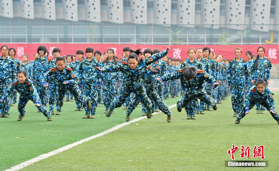 9��27��,ɽ����ѧ2014��ѧ����ѵ�ı������ڼ��Ͼ���,Ů��ѧ����ǹ����,�������ø�һ���Ƶ�,�ˬӢ�˾��ԡ�Ů���ӡ������������緢 ���� ��