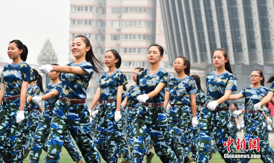 9��27��,ɽ����ѧ2014��ѧ����ѵ�ı������ڼ��Ͼ���,Ů��ѧ����ǹ����,�������ø�һ���Ƶ�,�ˬӢ�˾��ԡ�Ů���ӡ������������緢 ���� ��