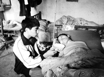 15岁学生校外带母租房3年 11岁起照顾病母