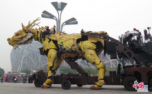 法国巨型神兽龙马赴京 可以行走腾跃