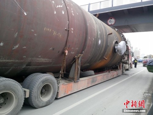 兰州一大型货车顶起天桥推行一米