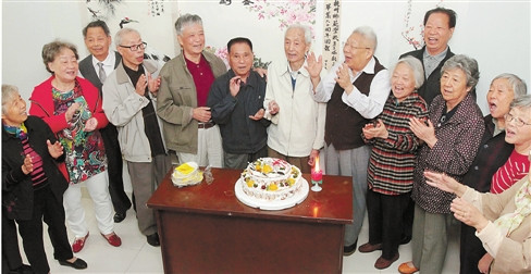 80岁学生给90岁班主任祝寿一个甲子不忘师恩(图)