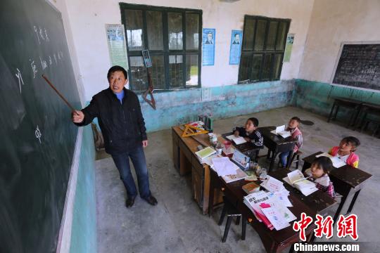 ̽���ذ�ɽ������С:2����ʦ4��ѧ�����ѧУ