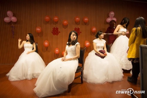 高清:西安一大学博士生集体婚礼 自行车接亲