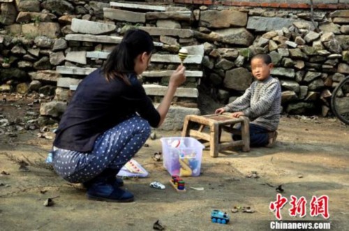 河南7岁自闭症男童上学困难 家长渴望治疗