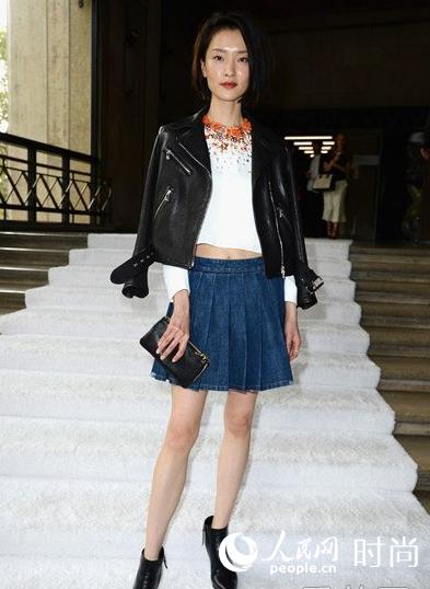 �ž� ��ɫ¶�����´���ţ�а��޶�ȹ��ʮ����Ƥ��¶��ƽ̹С�����޳������ȣ�������ģ����չ¶���š������������ϵĺ�ɫƤ���������������͵Ĳ�θУ�˧���ֲ�ʧŮ��ζ�ĳ���Ů��LOOK�ʹ˵�����