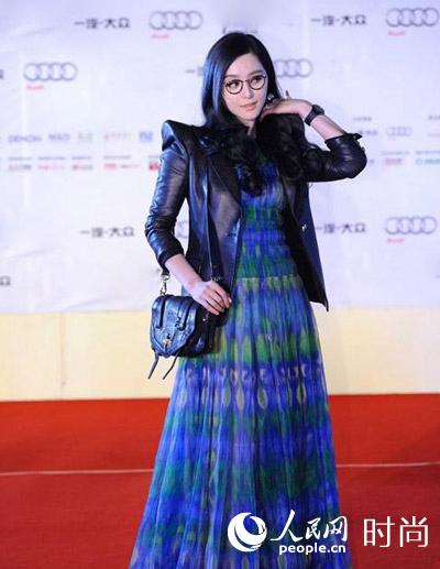 ������ Ӳ�ʵ�Ƥ�´�����Ҳ���Լ���Ů��ζ��ѡ����������Ƥ�£�����Ʈ�ݵ�ӡ����ɴ��ȹ����ɫ��С��������п����ж���˹���ʱ��ѹ������ʮ���ʺ϶ȼٵ�LOOKŶ��