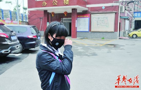 16岁女生遭15名女同学围殴 鼓膜穿孔被拍裸照威胁 16岁女生遭15名女同学围殴 鼓膜穿孔被拍裸照威胁