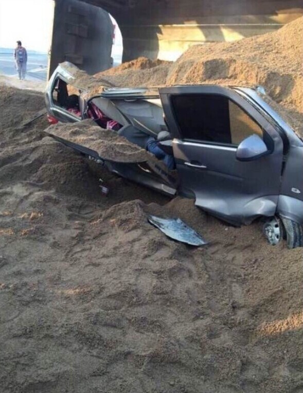 山东致11名幼儿死亡校车超载近1倍 车顶被压扁 山东致11名幼儿死亡校车超载近1倍 车顶被压扁