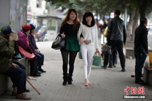 网络女主播的生活:美瞳浓妆假发卖萌- 中国日报