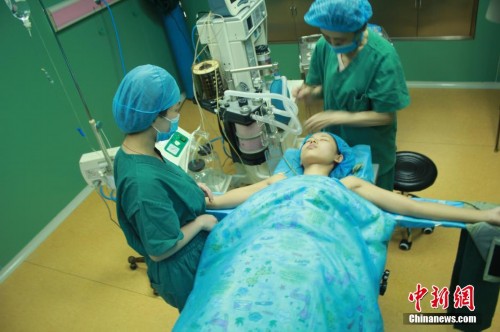 Ů��ѧ��¡�زμ���ģ����