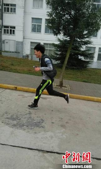 河南一高校上演“奔跑吧,兄弟!”寻找最帅班长