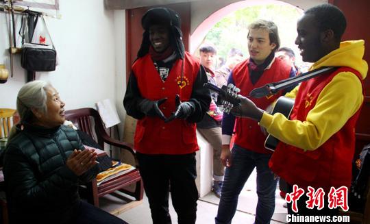 外国志愿者为中国老人送棉鞋问候