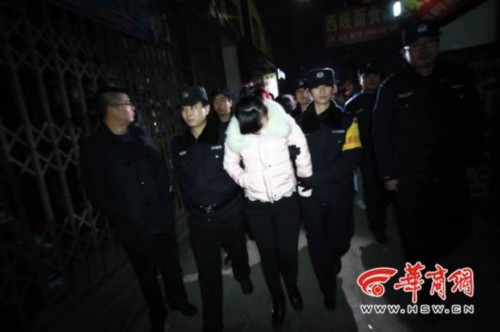 ��������ҹ����д�ץ��17����վ��Ů��