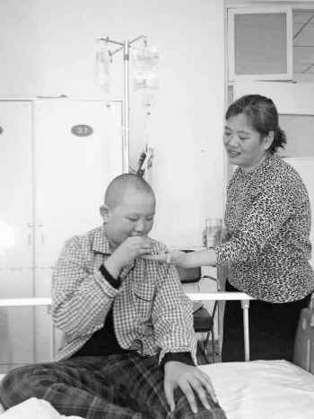 妹妹查出恶性肿瘤 21岁女孩想边工作边为妹治病