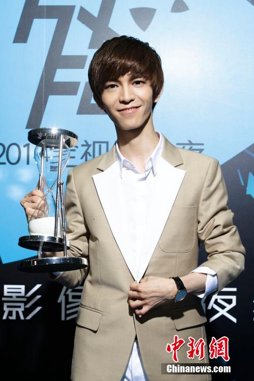 全视频之夜EXO成大赢家 连唱三曲受追捧