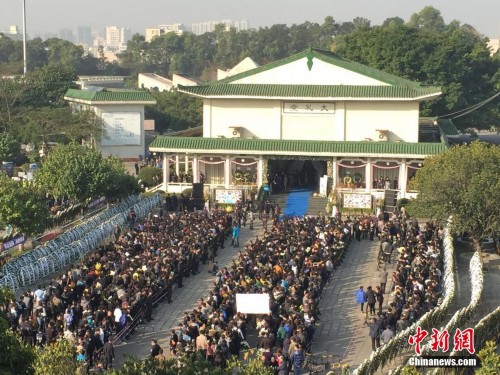 歌手姚贝娜遗体告别仪式举行 歌迷含泪送别