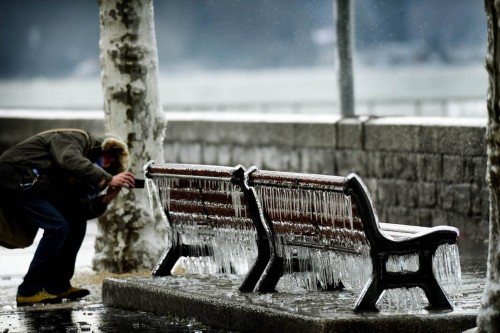 瑞士遭“鬼天气” 岸边瞬间结冰