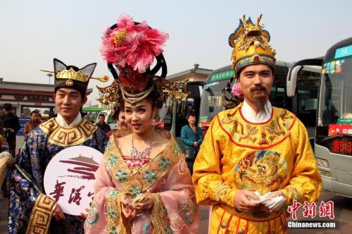 唐明皇杨贵妃穿越西安火车站派红包