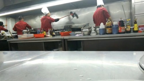 学生某餐厅打工曝黑幕:厨师用炒锅洗拖把