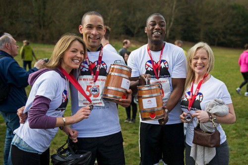 英国背老婆大赛 壮汉扛女伴跑全程