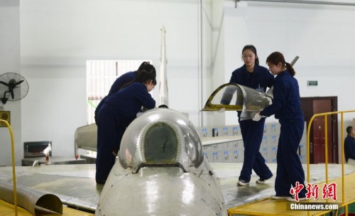 长沙一高校开学 女生首堂课修护战斗机