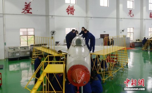 长沙一高校开学 女生首堂课修护战斗机