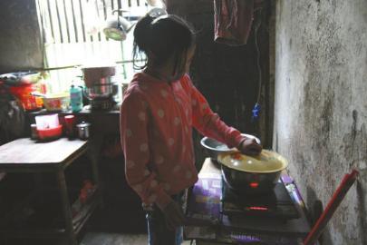 13岁女孩每天推腿疾妈妈散步:愿意当妈妈的腿 13岁女孩每天推腿疾妈妈散步:愿意当妈妈的腿