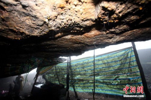 湖北农妇穴居“岩屋”两年