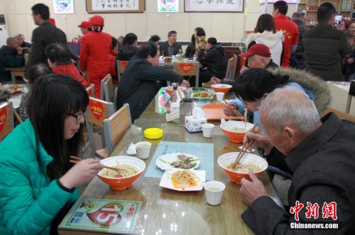 河南首家公益餐厅亮相郑州 手擀面终身免费吃