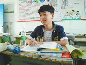 14岁中学生遇迷路老人 守候2小时帮其找家人 14岁中学生遇迷路老人 守候2小时帮其找家人