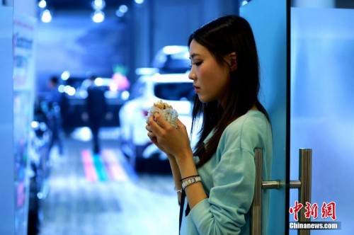 大三女生长相酷似吴莫愁 兼职模特赚钱