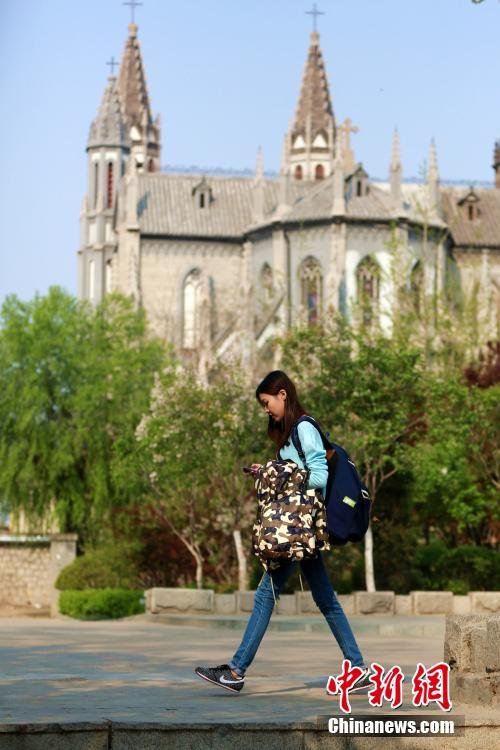 大三女生长相酷似吴莫愁 兼职模特赚钱