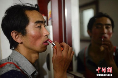 图片故事:文胸爸爸为救子男扮女装