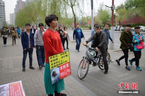 图片故事:文胸爸爸为救子男扮女装