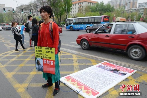 图片故事:文胸爸爸为救子男扮女装