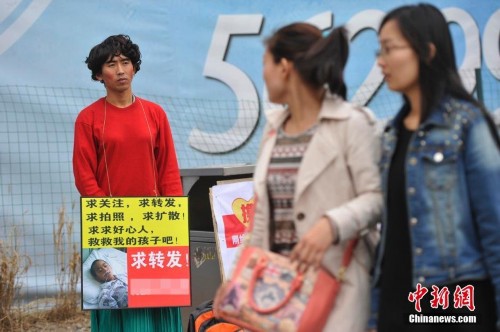 图片故事:文胸爸爸为救子男扮女装