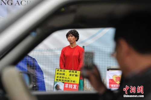 图片故事:文胸爸爸为救子男扮女装