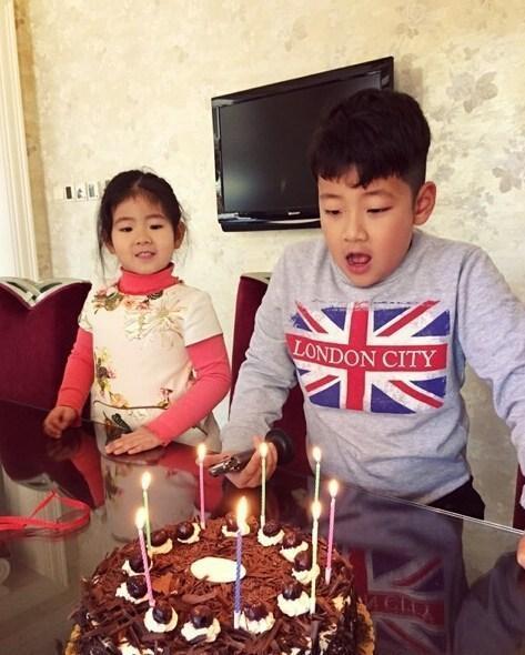 组图:郭涛小女儿穿花裙漂亮 长相酷似石头哥哥