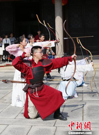 福州大学生传统射艺展示彰显青年学子传承尚武修德精神