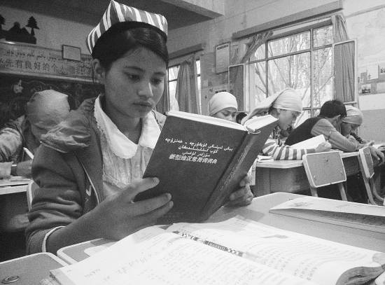 新疆沙漠乡中学教师:为劝孩子上学与家长打架(图)