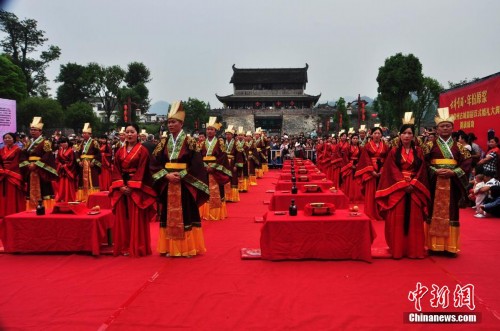 安徽24对青年举办汉式婚 谨遵传统礼仪